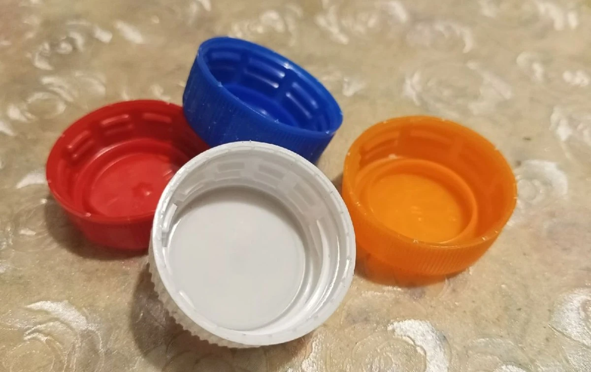 Proč zkušené hospodyňky dávají plastová víčka na dno hrnce