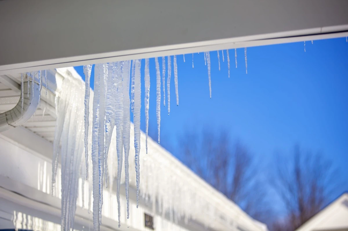Ledovky na vašem domě? Mohou signalizovat problém s izolací střechy