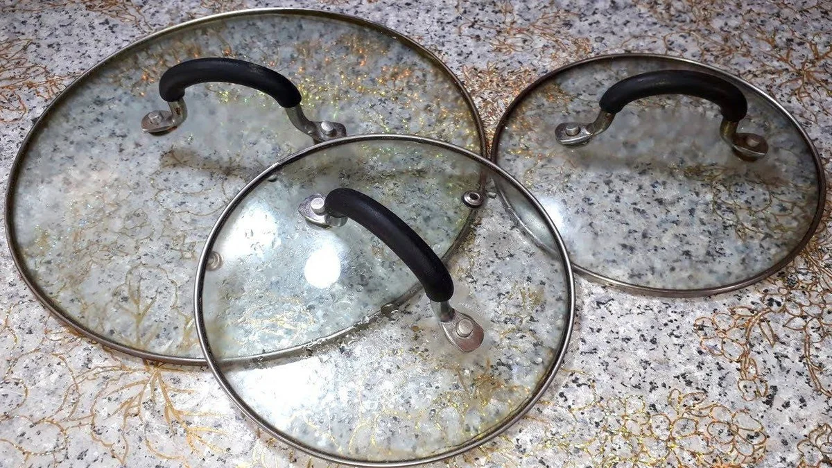 Tajemství, proč zkušení kuchaři čistí pokličky směsí hořčice a sody: Tmavý okraj zmizí za 15 minut