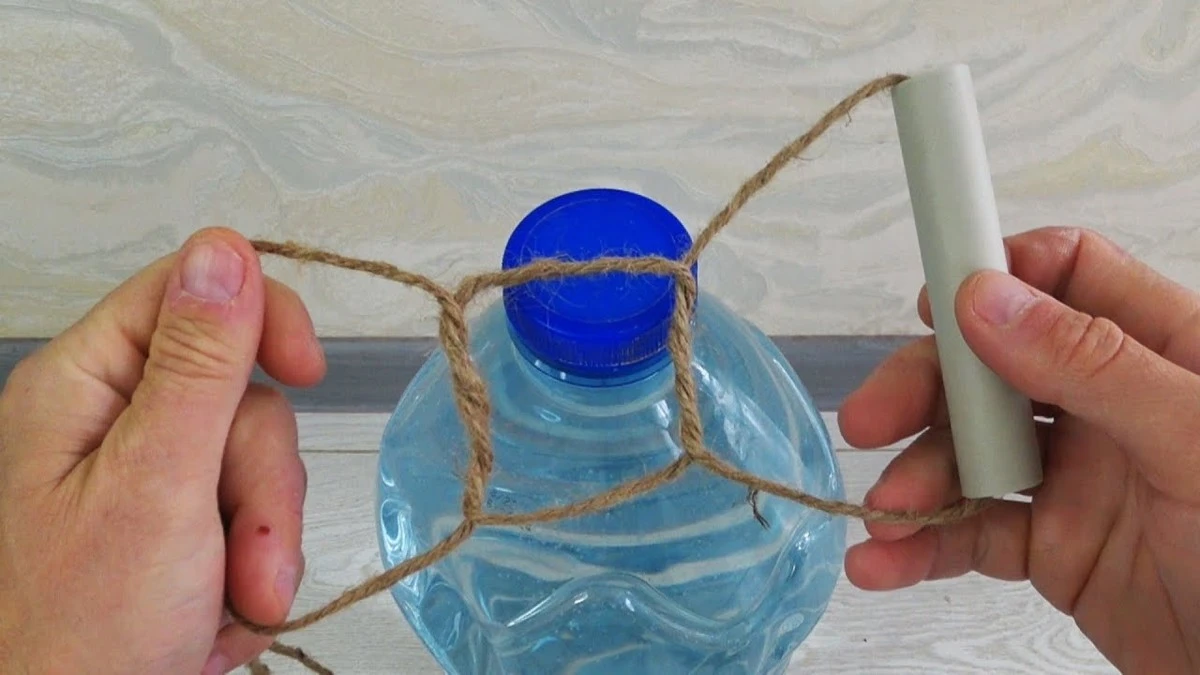 Не викидайте пластикові пляшки: 3 геніальні хитрості для саду за копійки