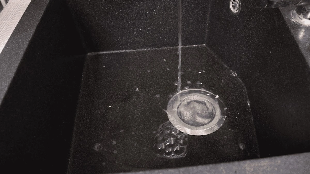 Прості 2 ложки соди та пакет для раковини: лайфхак, що забули багато хто