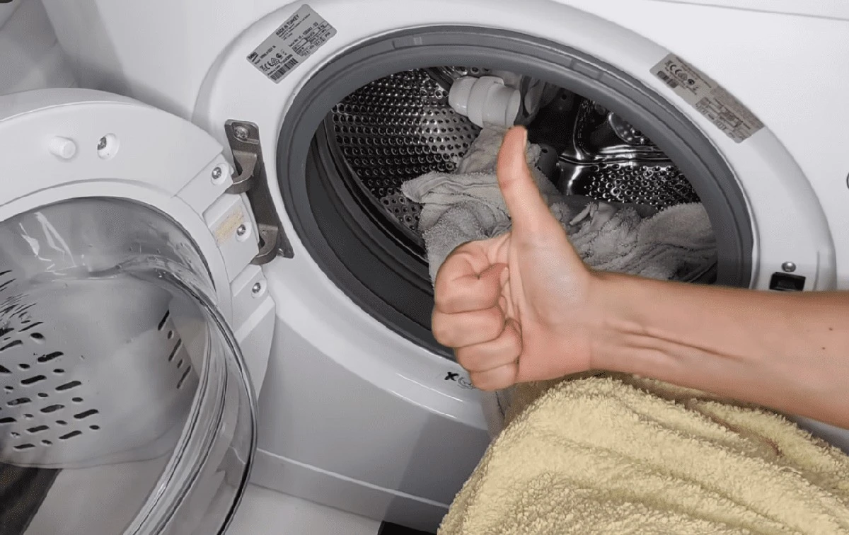 Proč prádlo po vyprání páchne zatuchlinou? Vlastní aviváž z jedlé sody a soli zafunguje zázračně