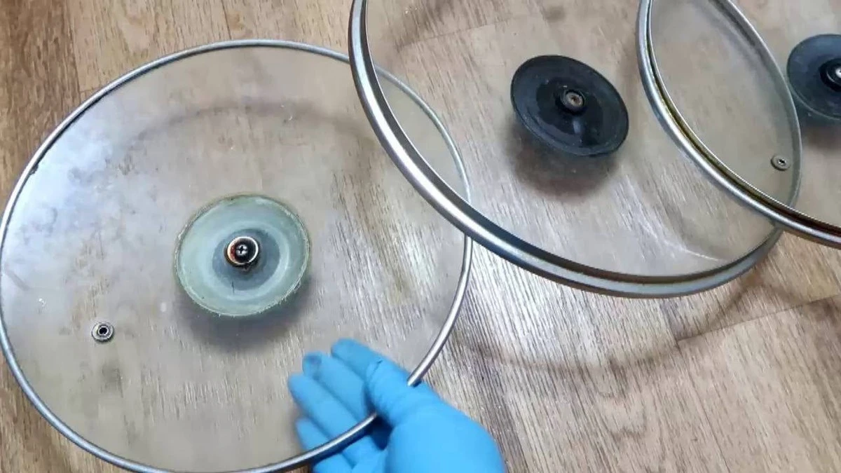 Konec věčného drhnutí: Jedlá soda a jar vrátí víku vaší pánve původní lesk bez námahy