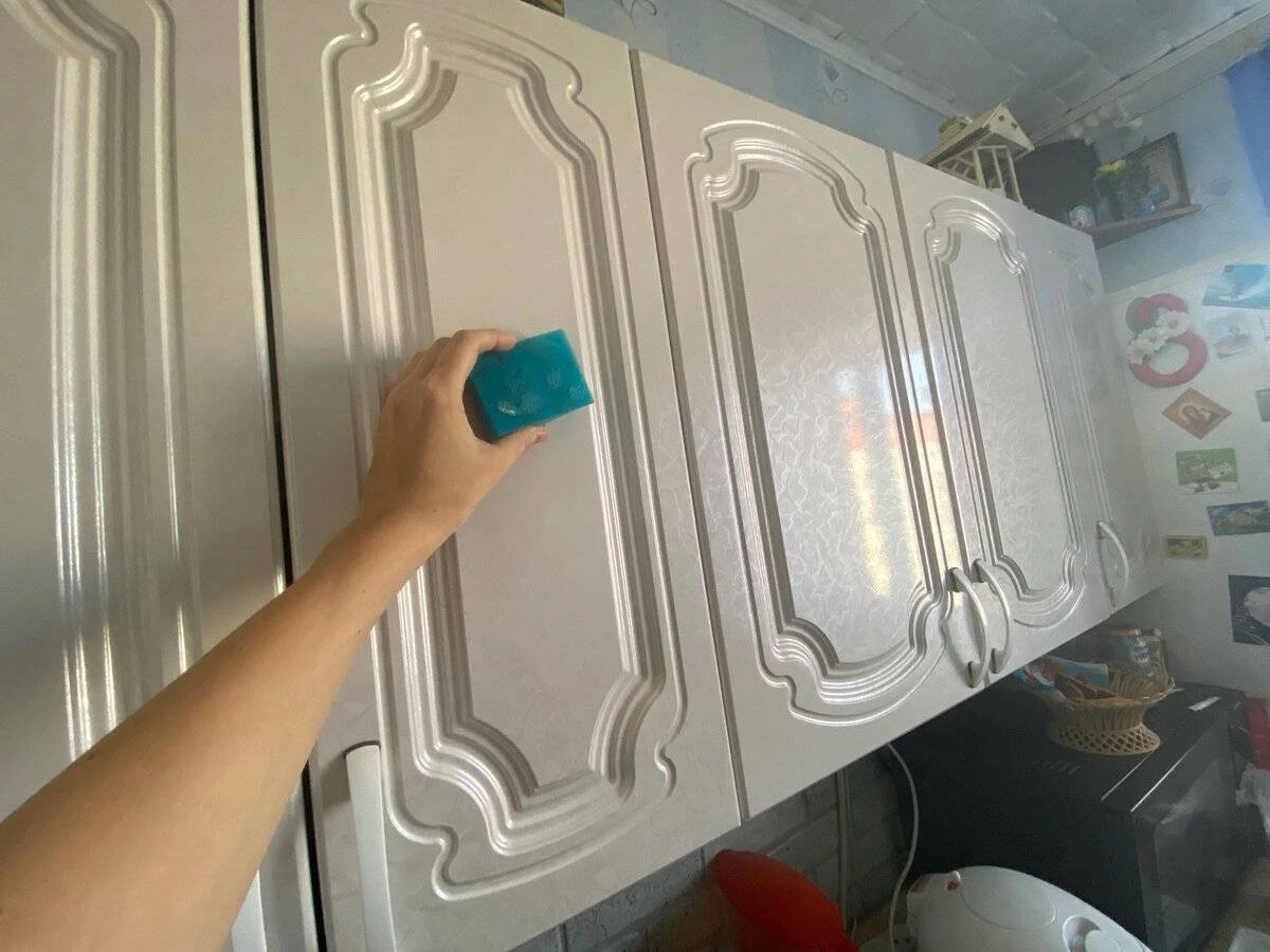 Stará kuchyňská „rychlovka“: Babičky i maminky ji používaly, abyste během pár minut vyčistili mastné fasády bez drahých sprejů