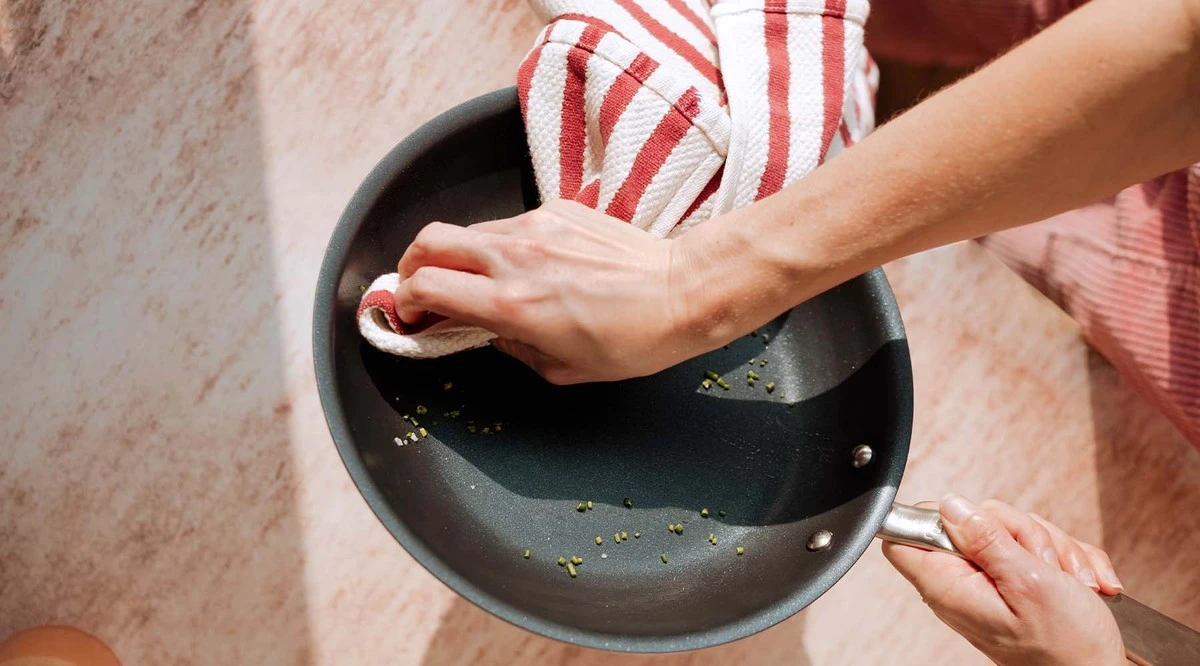 Staré pánve a plechy budou zářit: Smíchejte 1 lžíci s 2 běžnými přísadami - image 1
