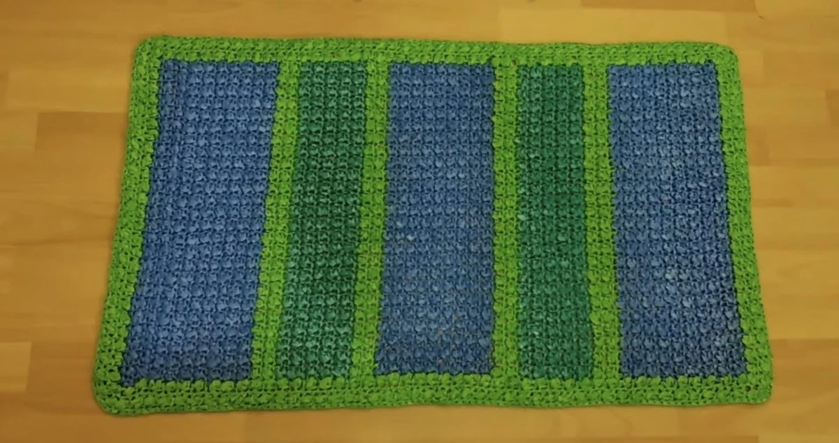 Staré sáčky proměníte v luxusní koberec: unikátní DIY trik, který ušetří peníze