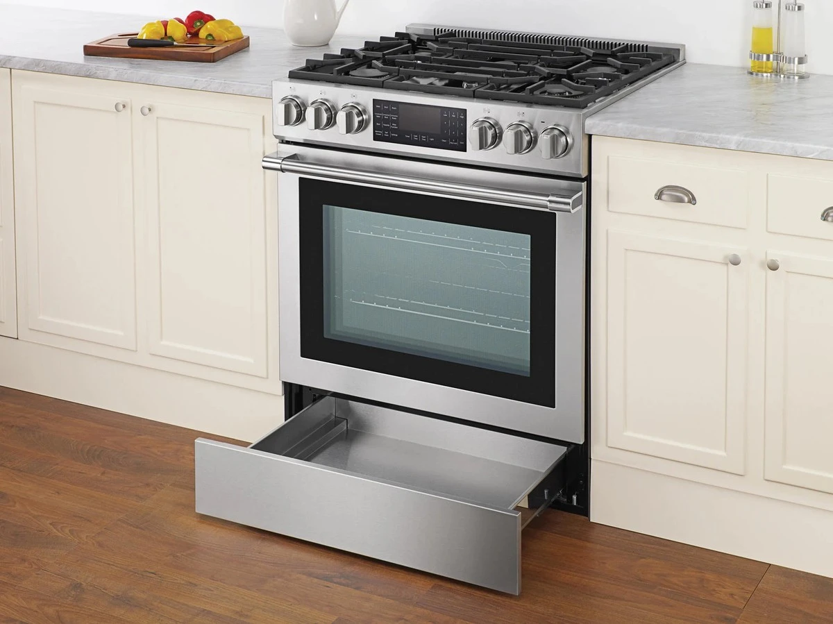 tajemnazasuvkap-extra-2.webp Tajemná zásuvka pod troubou: Není na kuchařky, ale na udržení jídla teplého - image 2