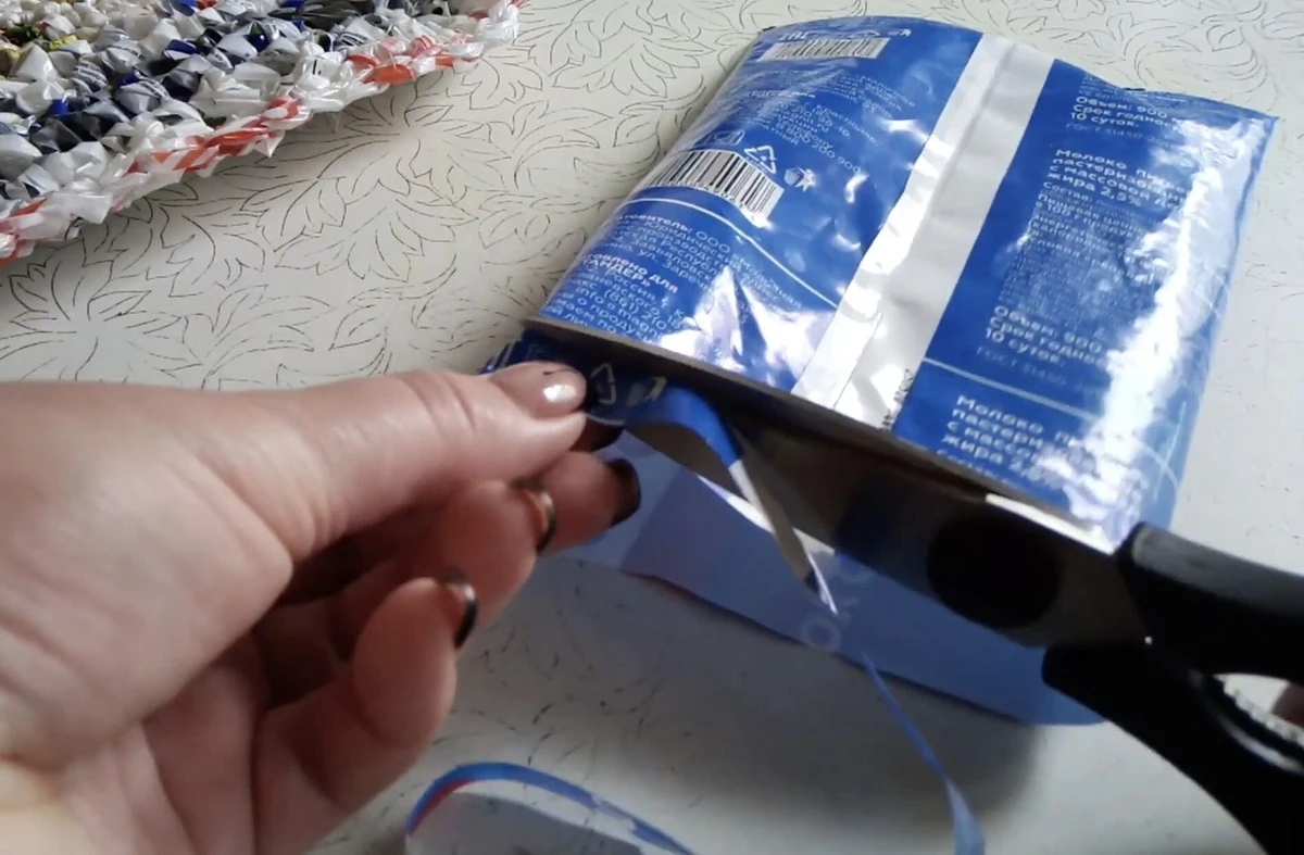 Proč zkušené hospodyňky rozříznou obal od mléka napůl: nečekané využití v domácnosti