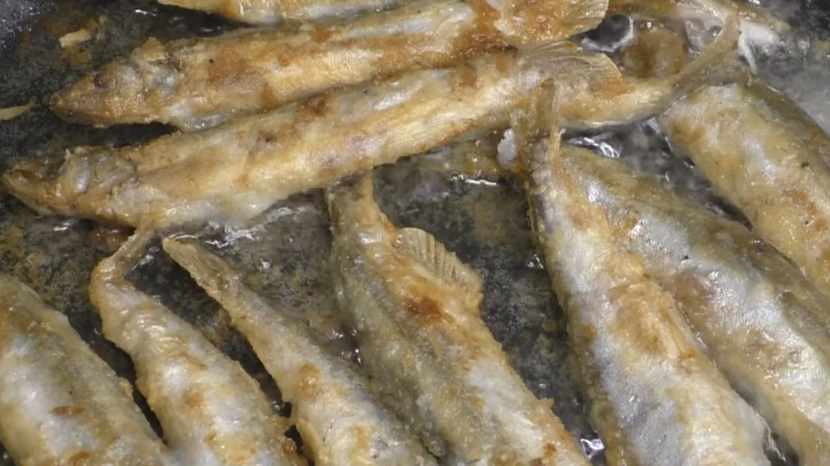 Sousedé nevědí, co smažím: Dva triky, jak připravit voňavé ryby bez týdenního zápachu v bytě