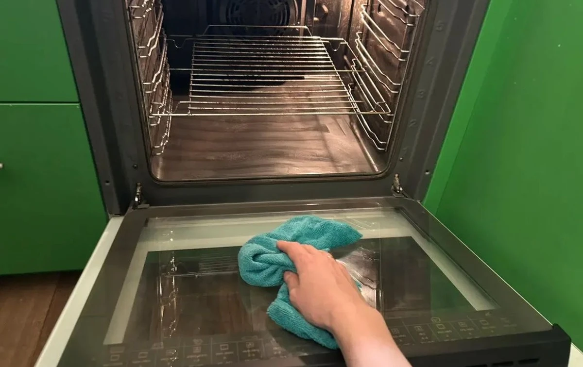 Забудьте о химикатах: как нашатырный спирт оживит вашу духовку за 2 минуты