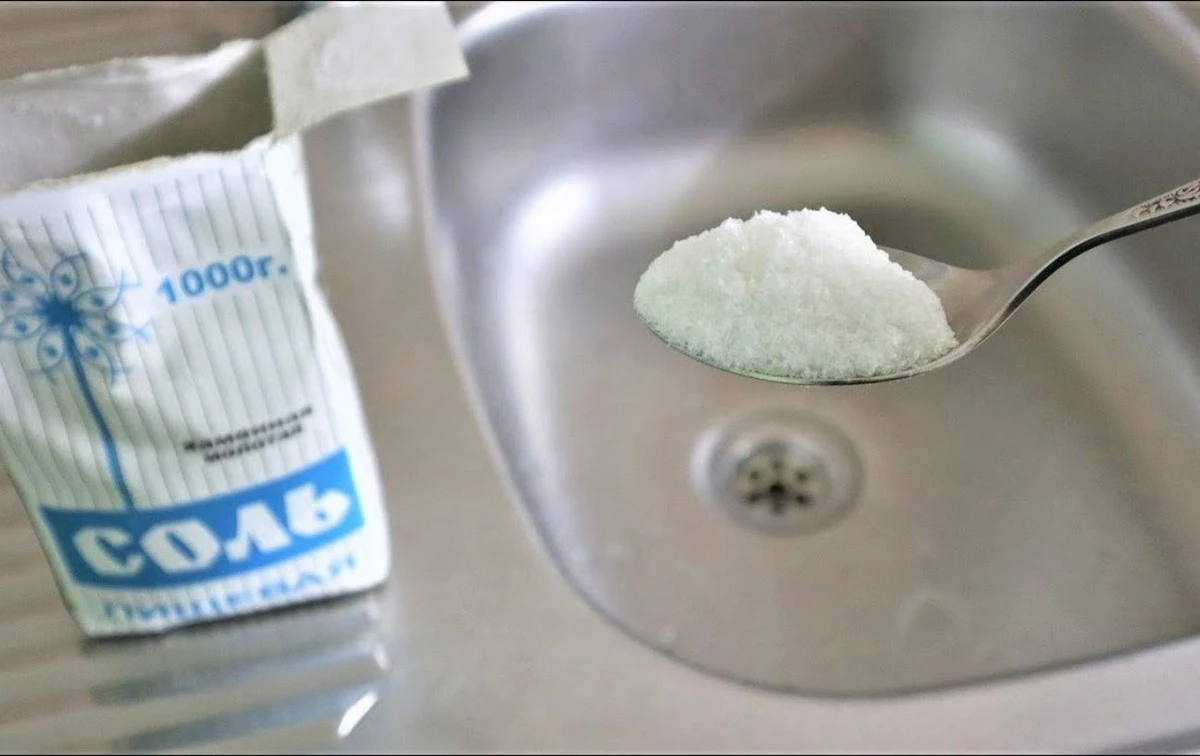 Proč zkušení kuchaři sypou sůl do dřezu přes noc: Odstraní zápach, který trápil měsíce