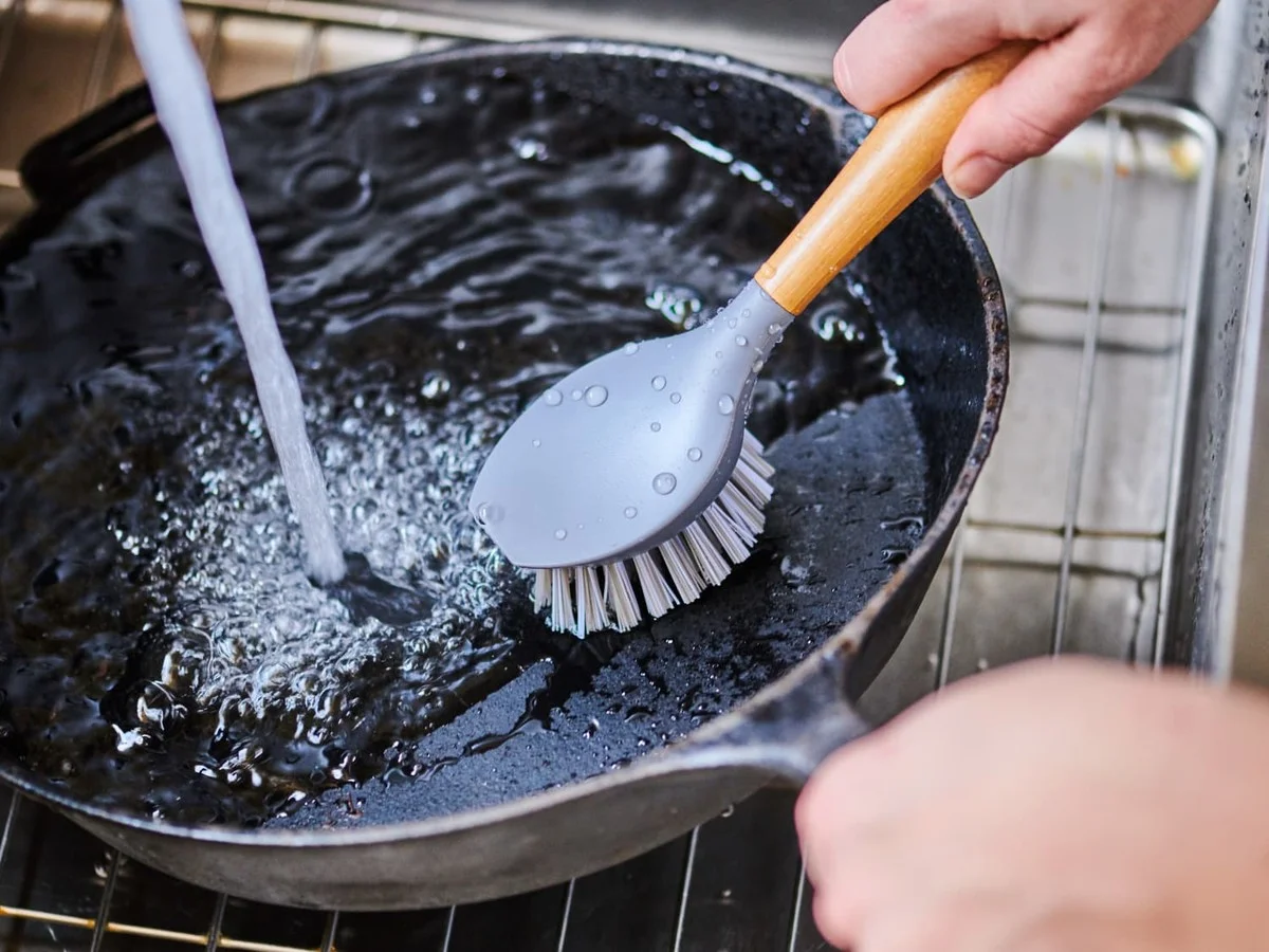 Proč zkušení kuchaři používají kartáč na gril k čištění starých pánví - image 1