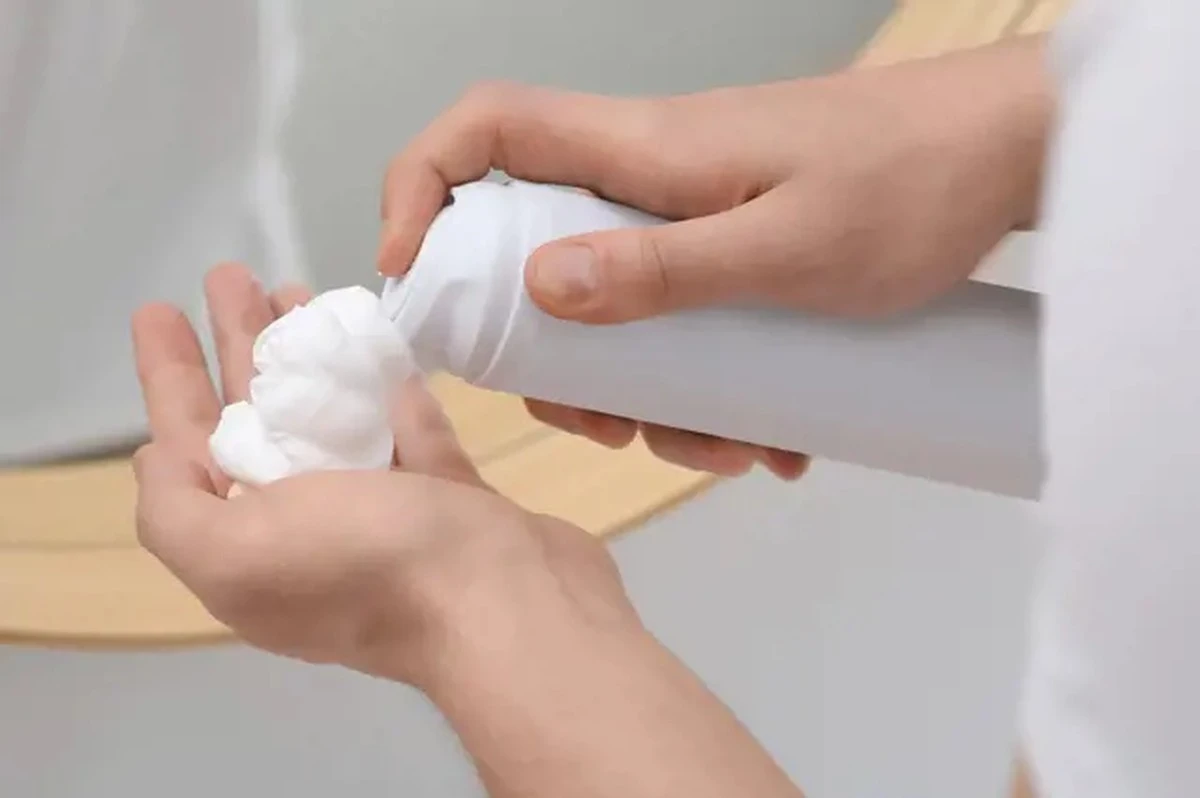 Neperte péřovku v pračce: Trik s pěnou na holení vás zbaví skvrn bez poškození výplně - image 1