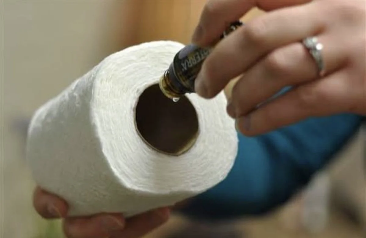 Trik hotelových uklízeček: Proč dávají 3 kapky oleje na ruličku od toaleťáku