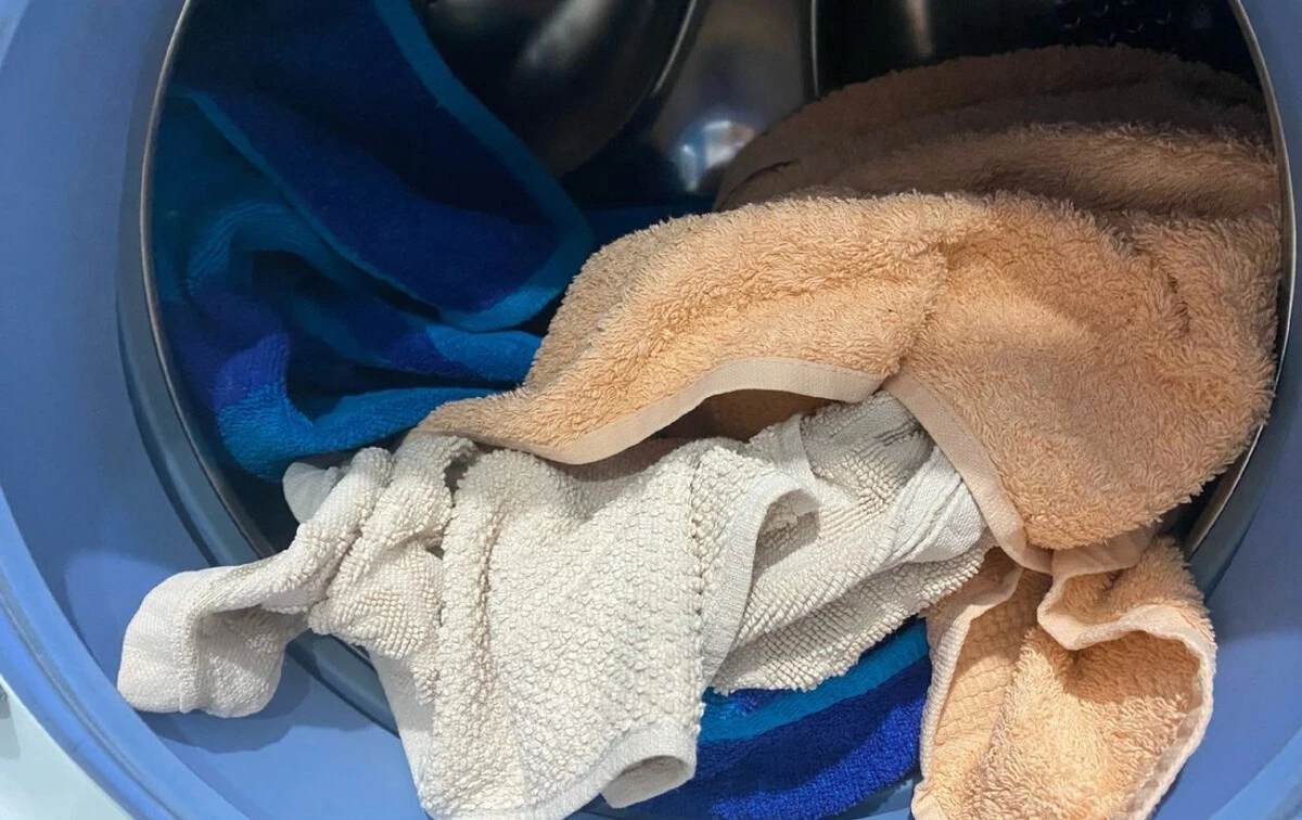 Konec šedivým ručníkům: Zapomeňte na prací prášek, tohle je revoluce pro vaši koupelnu