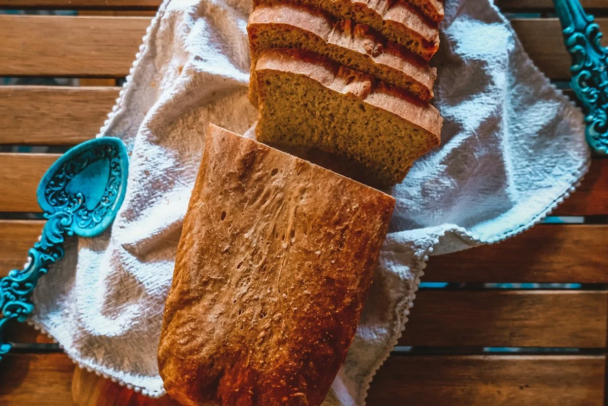 Proč zkušení pekaři dávají tvrdý chleba do trouby s vodou: Způsob, jak ho mít za 5 minut měkký jako čerstvý