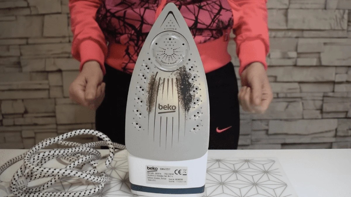 Jak se zbavit připálených skvrn na žehličce za 5 minut: jeden blister zázraku