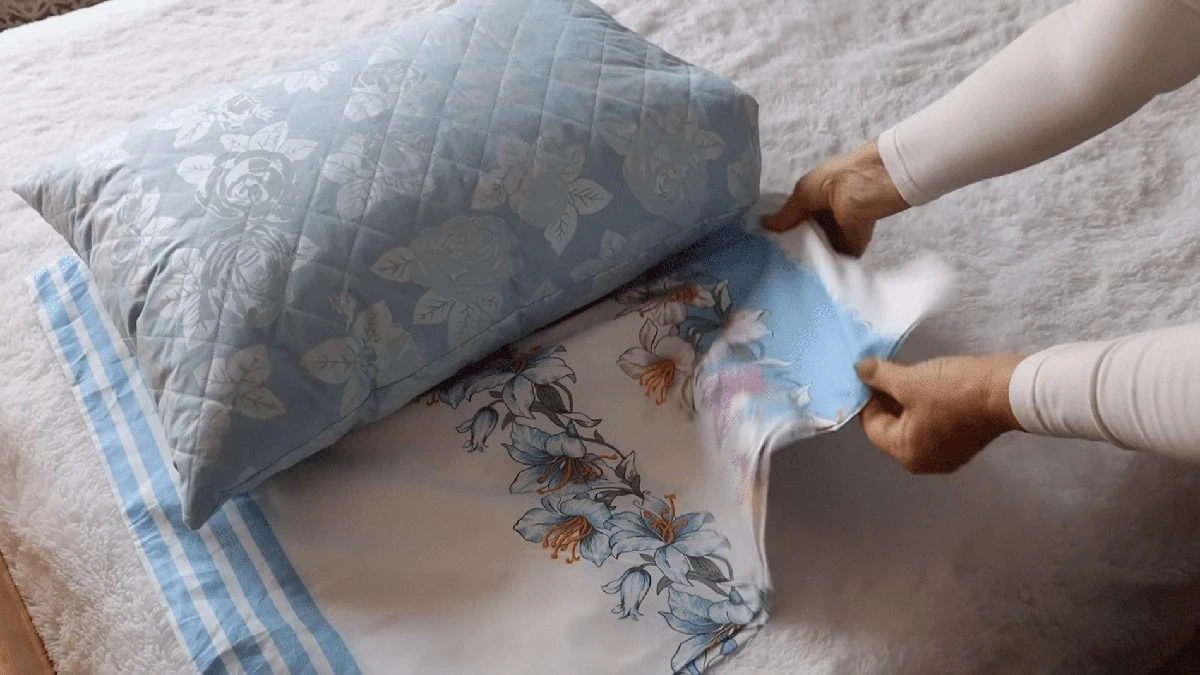 Jak srovnat velkou povlak na polštář na menší rozměr: tajný trik pro dokonale ustlanou postel