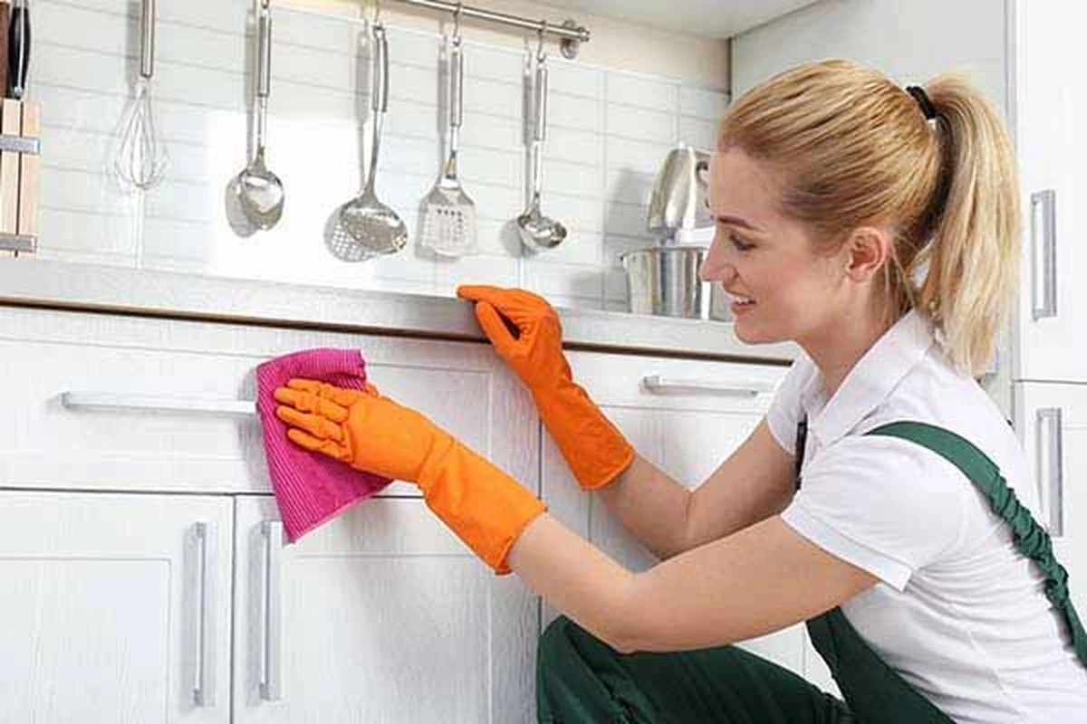 starakuchynskar-extra-1.webp Stará kuchyňská „rychlovka“: Babičky i maminky ji používaly, abyste během pár minut vyčistili mastné fasády bez drahých sprejů - image 1