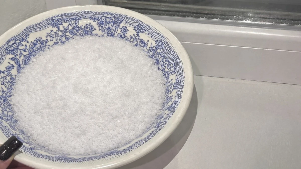 Sůl na parapetu: Skrytý trik, který zabrání tvorbě kondenzátu na oknech