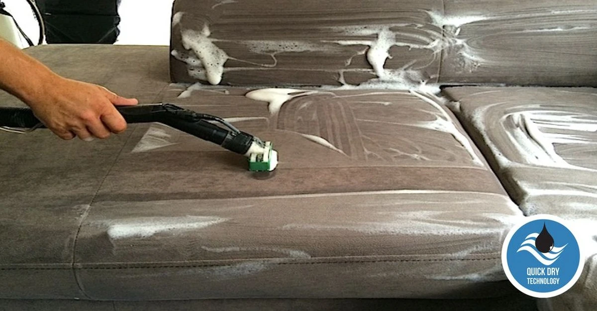 Jak vyčistit péřovou bundu bez praní: Triky s použitím pěny na holení - image 2