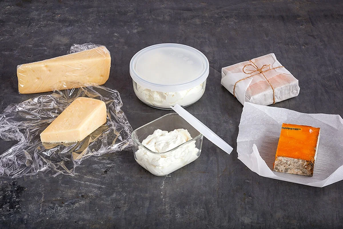 Proč sýr ve vaší lednici tvrdne: Triky s pergamenem a olejem, díky kterým vydrží 3 dny jako čerstvě nakrájený - image 1