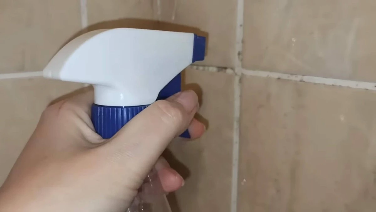 Černá plíseň ve spárách zmizí navždy: 1 pasta z octa a sody na 15 minut – a radost jako dítě