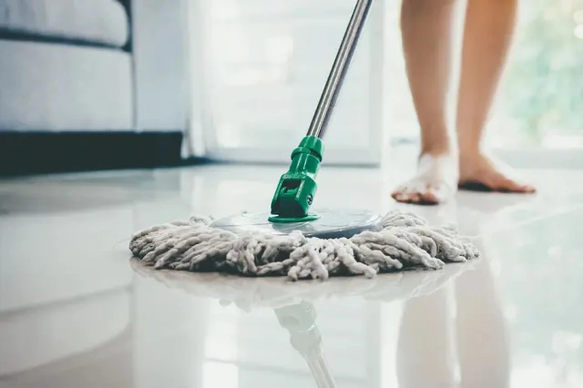 Proč domácnosti přidávají do vody na mytí podlahy hrst soli: úklid vydrží déle - image 2