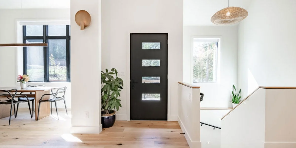 Prečo skúsení majitelia bytov dávajú DVE vrstvy pod rohožku pri vchodových dverách - image 2