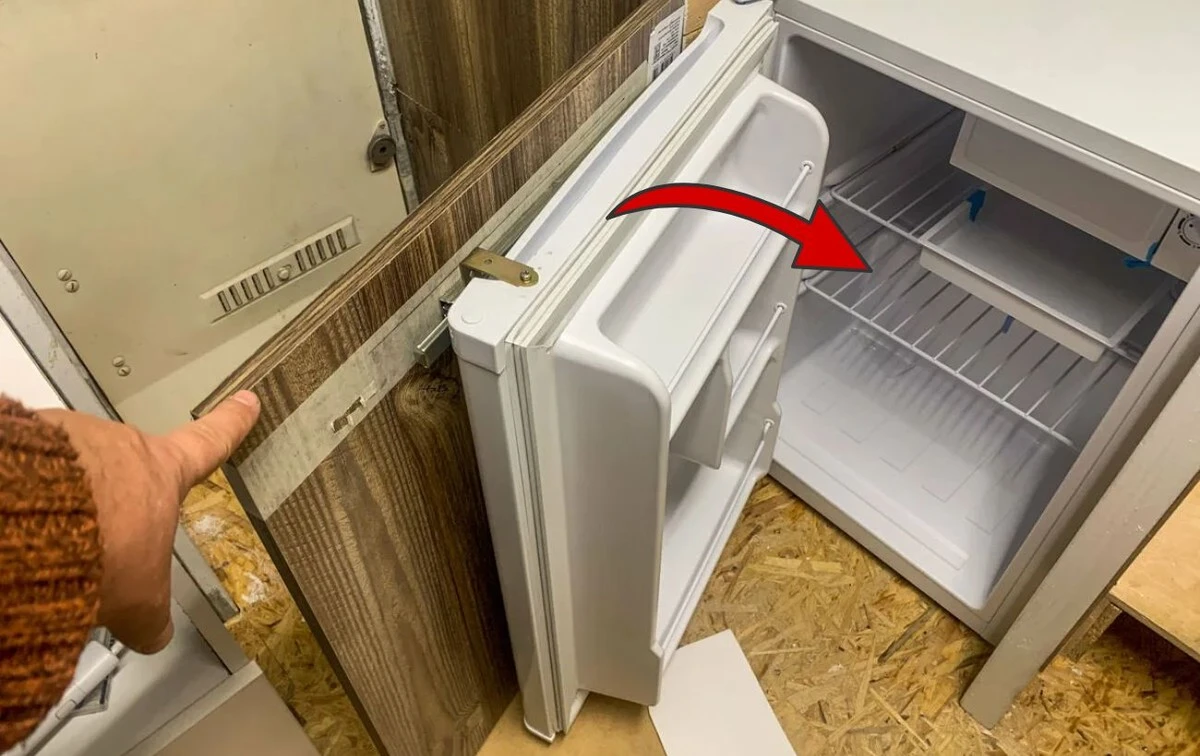 Žlutý plast v lednici už vás nebude trápit: Smíchejte 1 přípravek z drogerie s peroxidem a plast bude jako nový