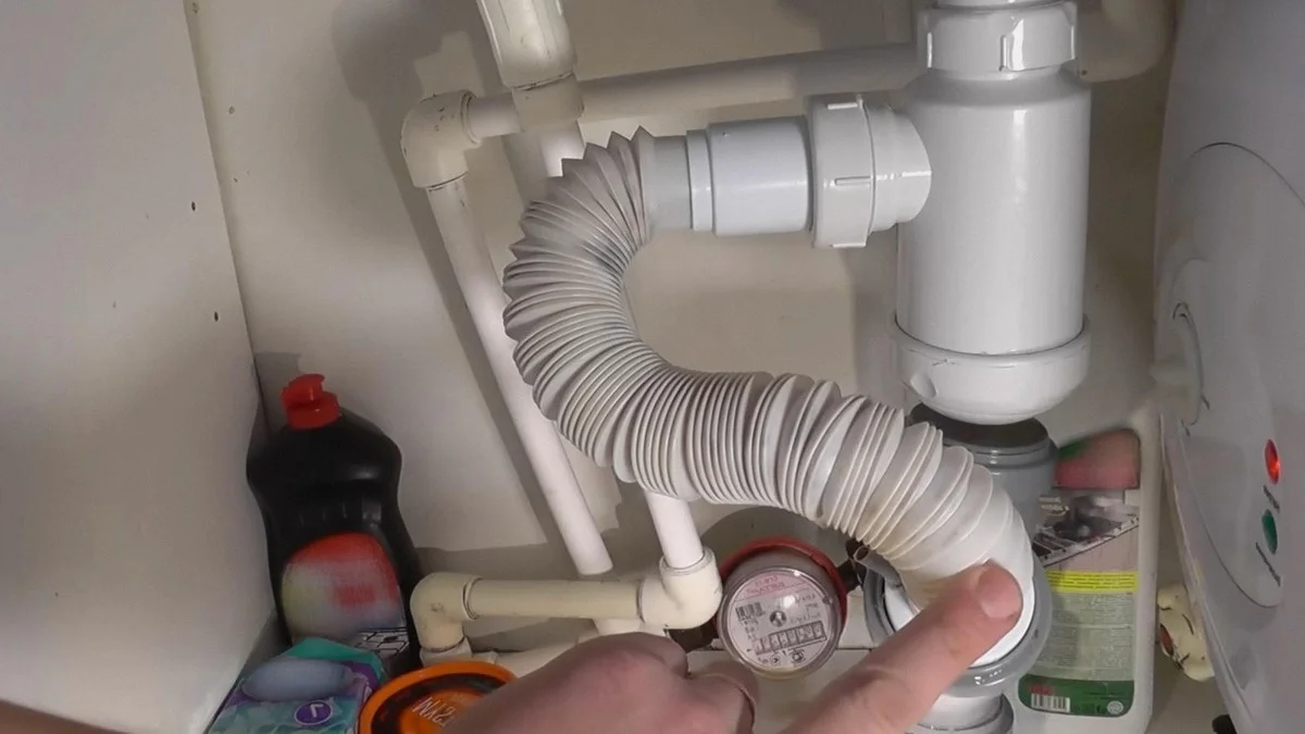 Proč zkušení instalatéři sypou hořčici do dřezu (a proč byste to měli dělat i vy)