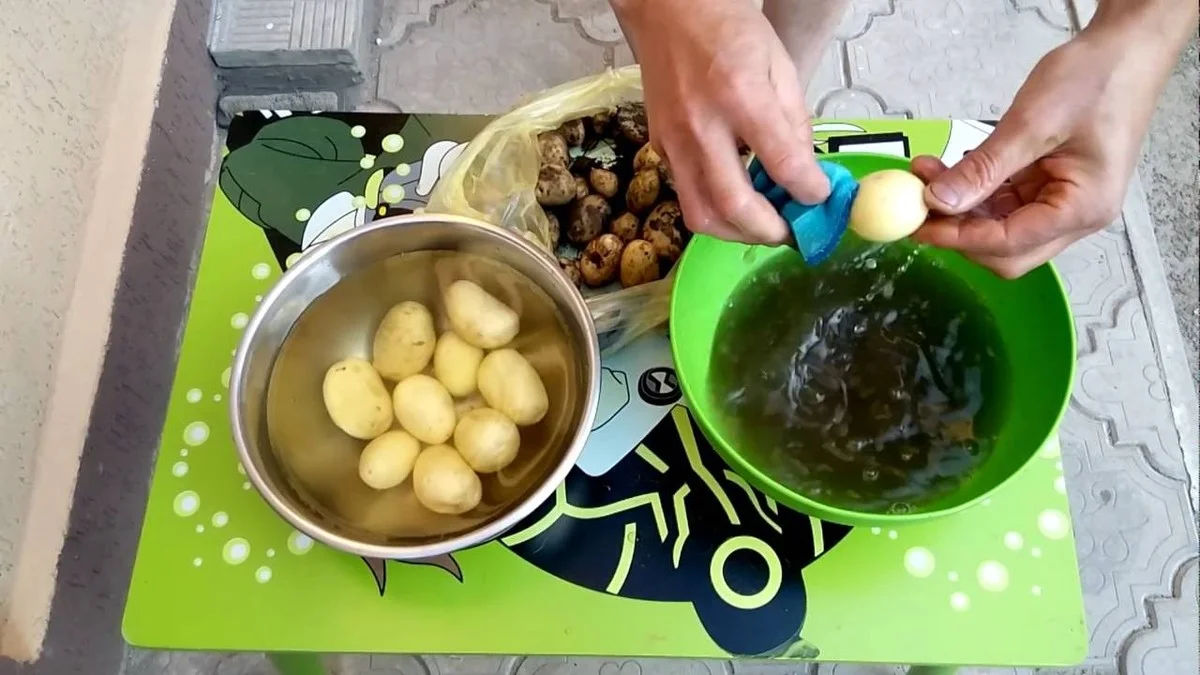 Proč zkušení kuchaři dělají bramborám ledovou lázeň a už nepoužívají škrabku