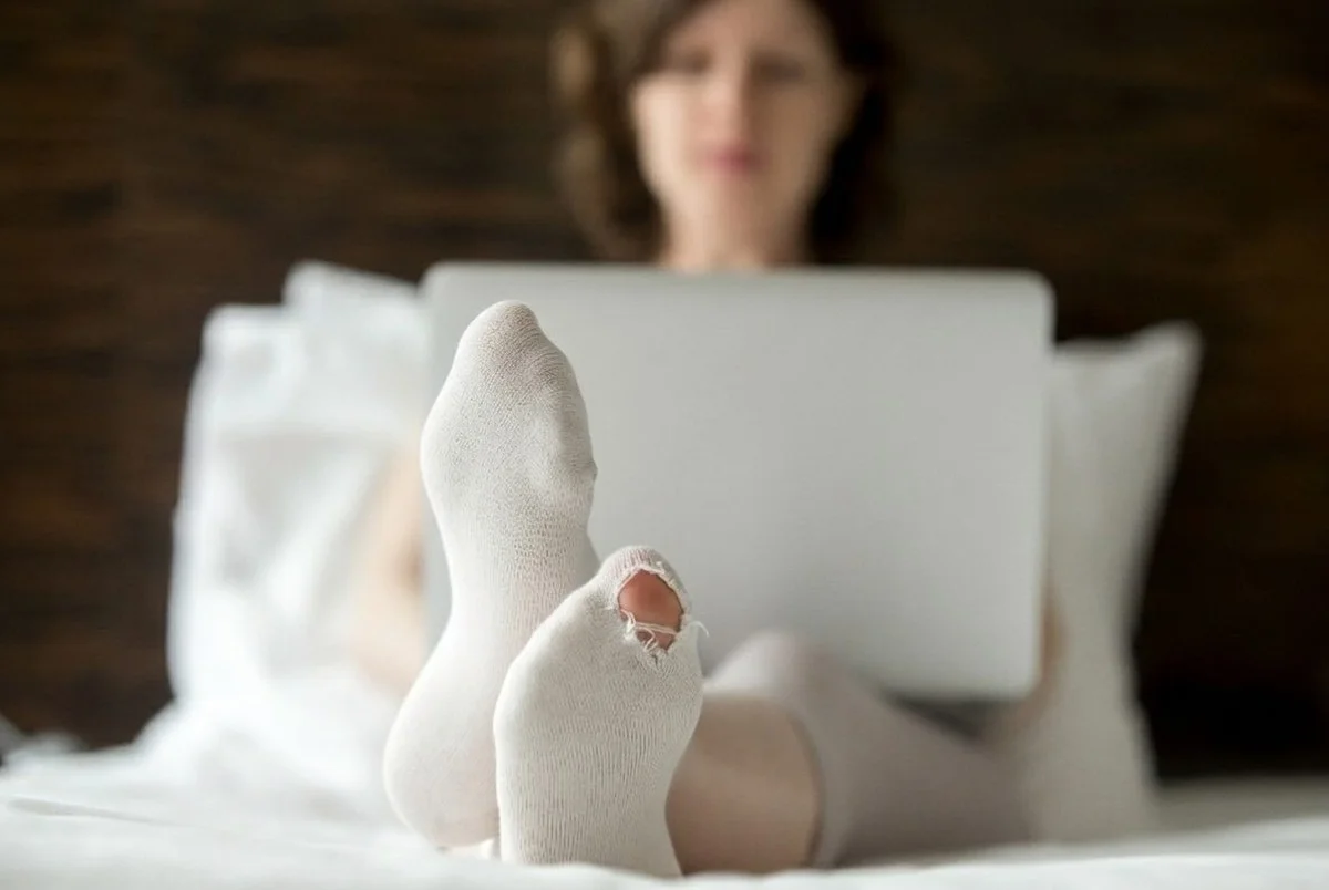 Proč staré ponožky s dírou nikdy nevyhazuji: Tři geniální triky, které ulehčí úklid a provoní boty