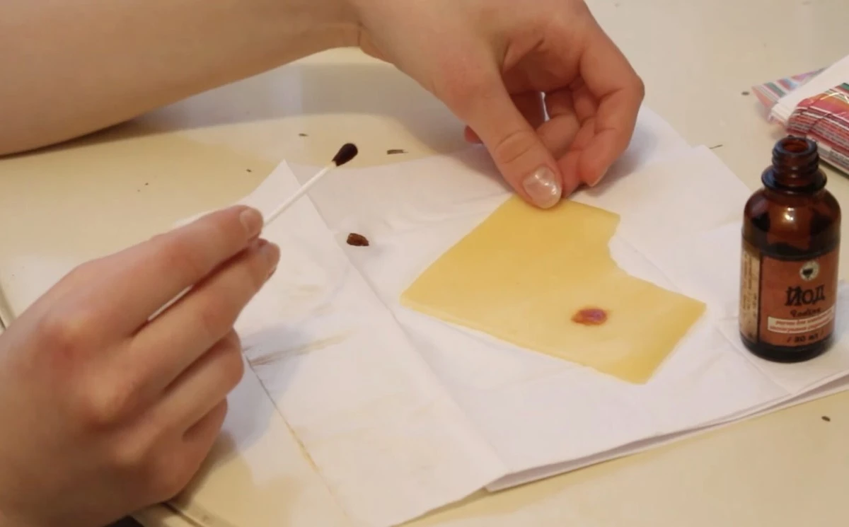 Prodejce sýra se zapotil: Kapka jódu odhalila, co se skrývá v oblíbeném mléčném výrobku