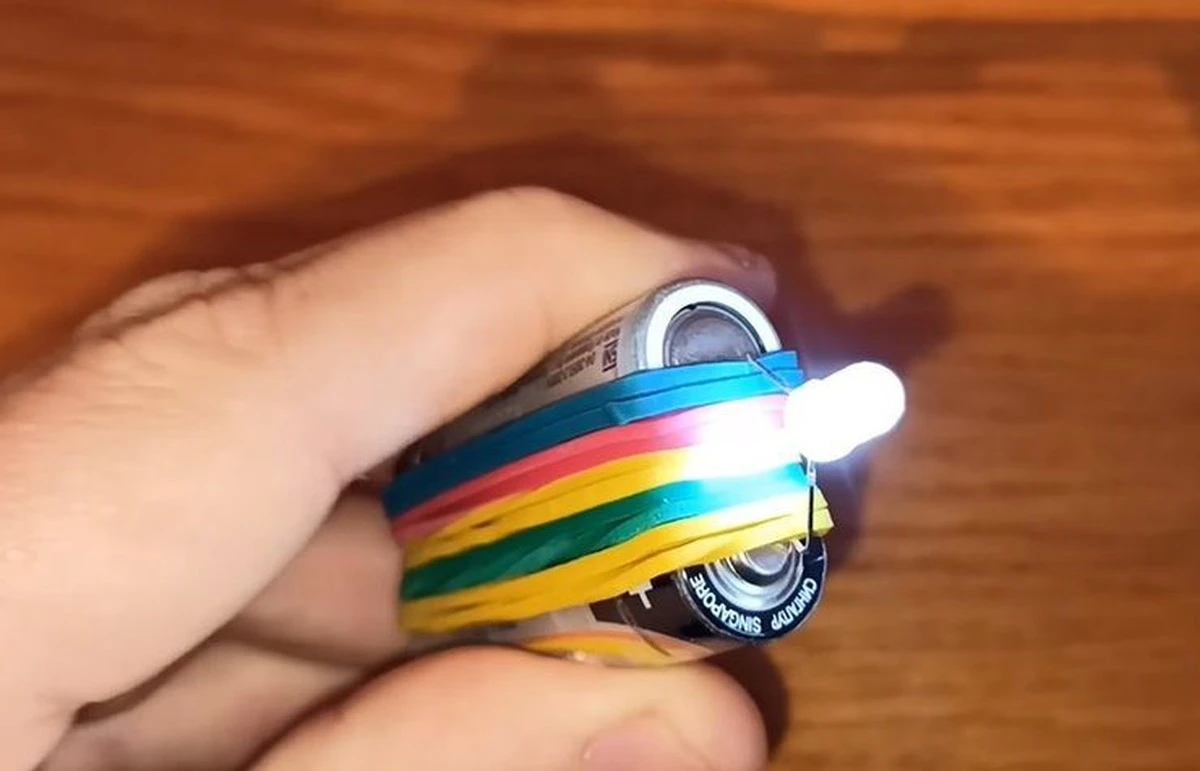 Dvě baterie a LED: Jak si vyrobit věčný svítilnu, když vypadne proud