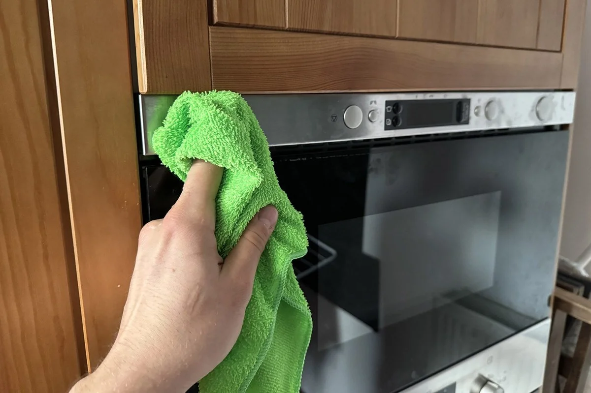 Zapomeňte na citron a ocet: Proč stačí miska se sodou do mikrovlnky na 5 minut