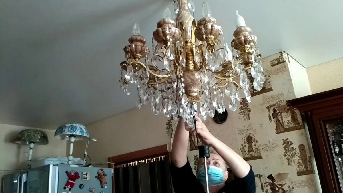 Mastné skvrny na lustru zmizí díky soli a octu: výsledek vás překvapí