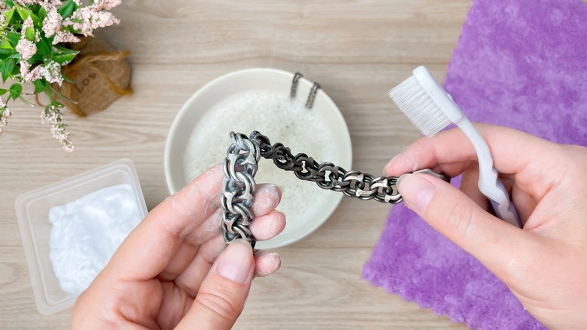 stribrouzneztma-extra-1.webp Stříbro už neztmavne: Jak vyčistit zčernalý křížek za 15 minut - image 1