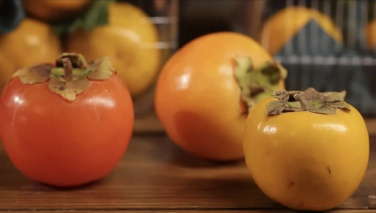 Proč zkušení prodejci kontrolují suchou stopku a ignorují barvu u hurmikaki (Foto)