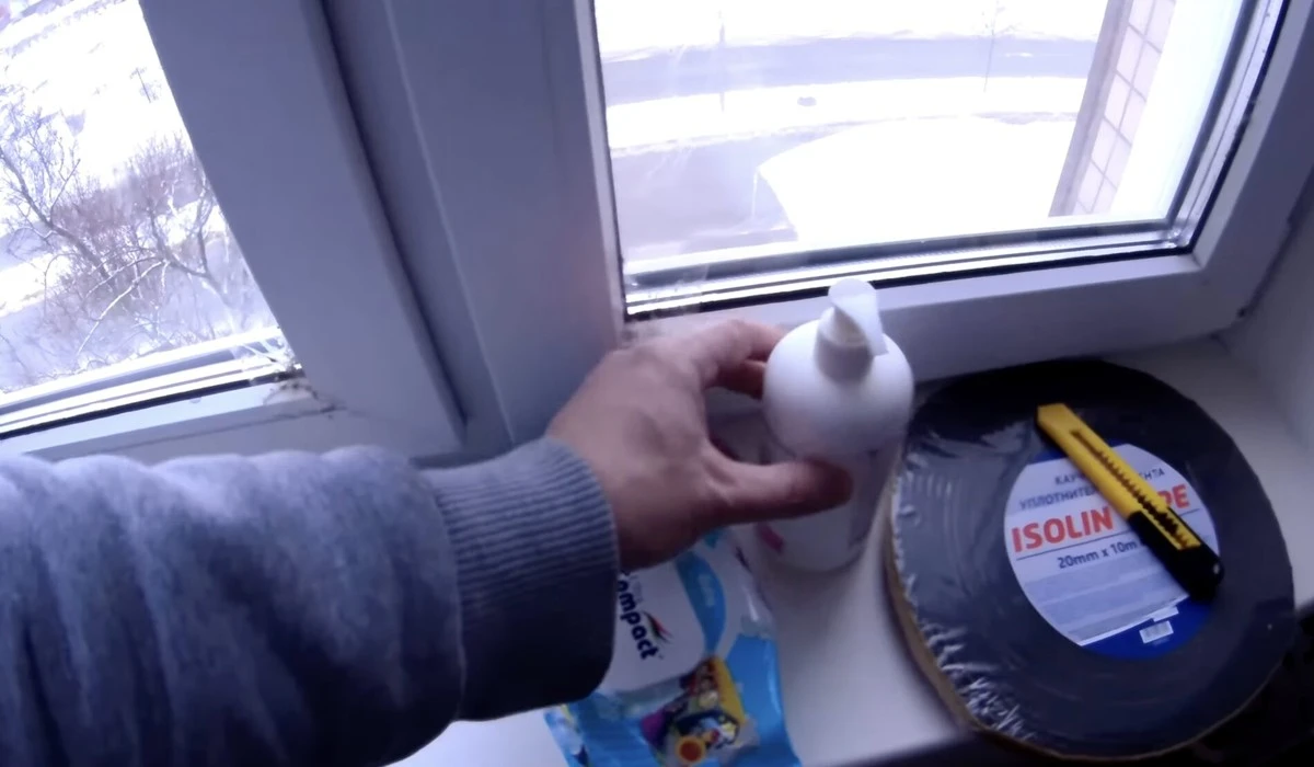 O 3 stupně tepleji v bytě: Podívejte se, co stačilo nalepit na okna za pár korun