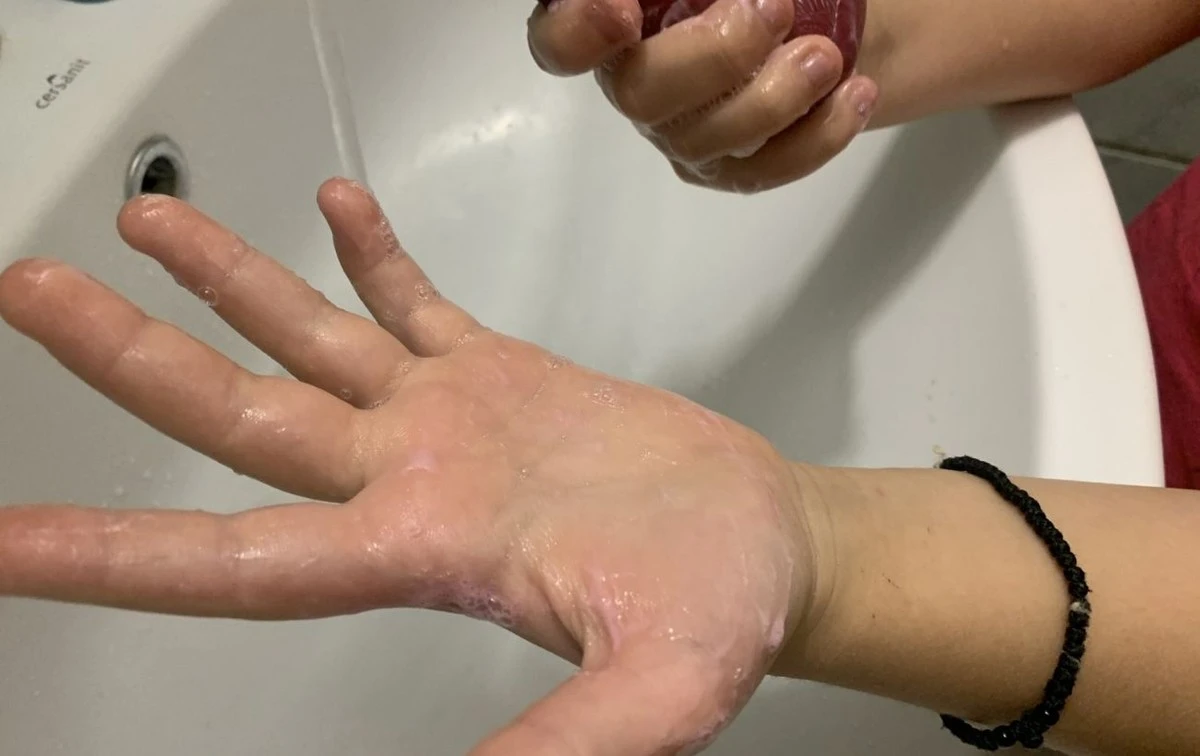 Jak snadno odstranit skvrny od červené řepy a pach ryb z rukou