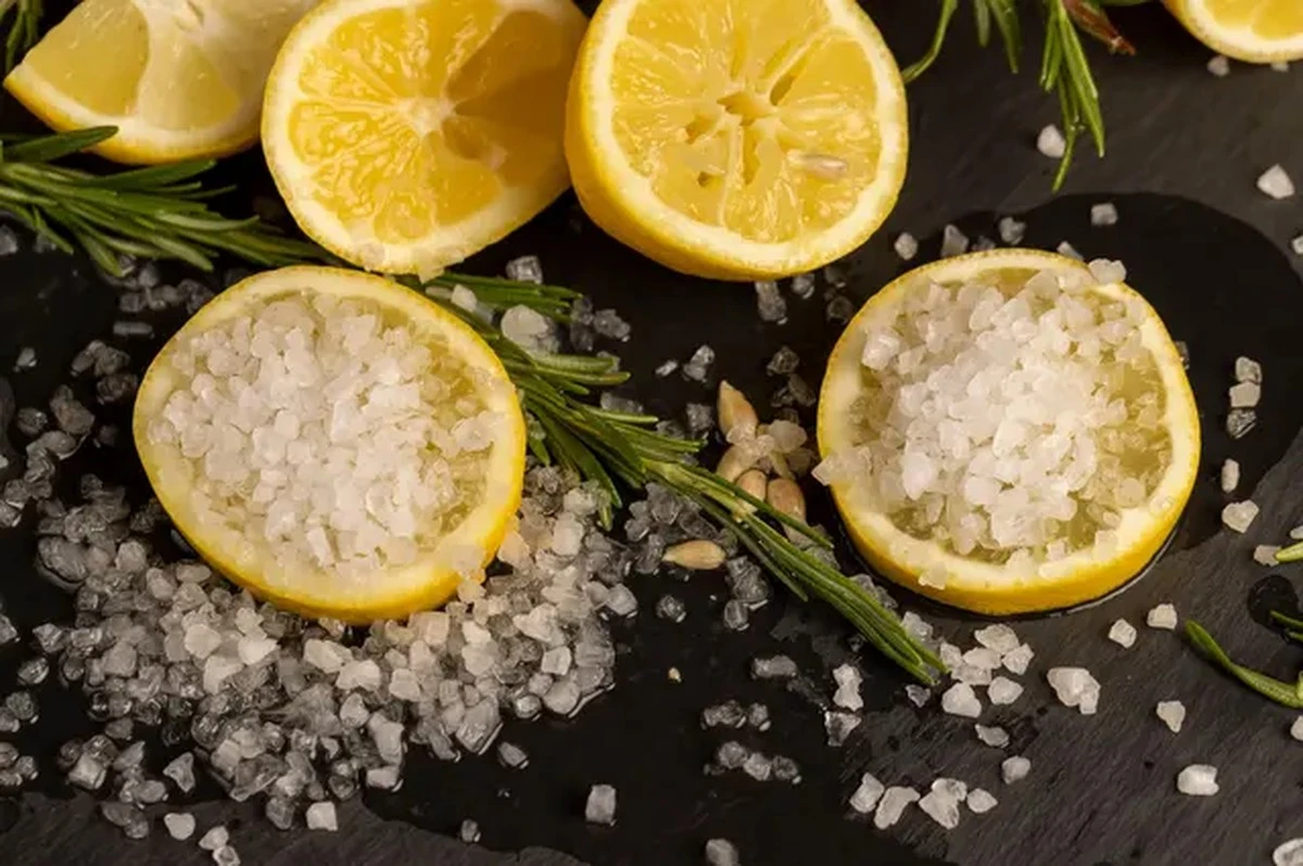 jednalzickana10-extra-2.webp Jedna lžička na 10letou pánev pro čistotu jako z obchodu: bez drhnutí a za 10 minut - image 2