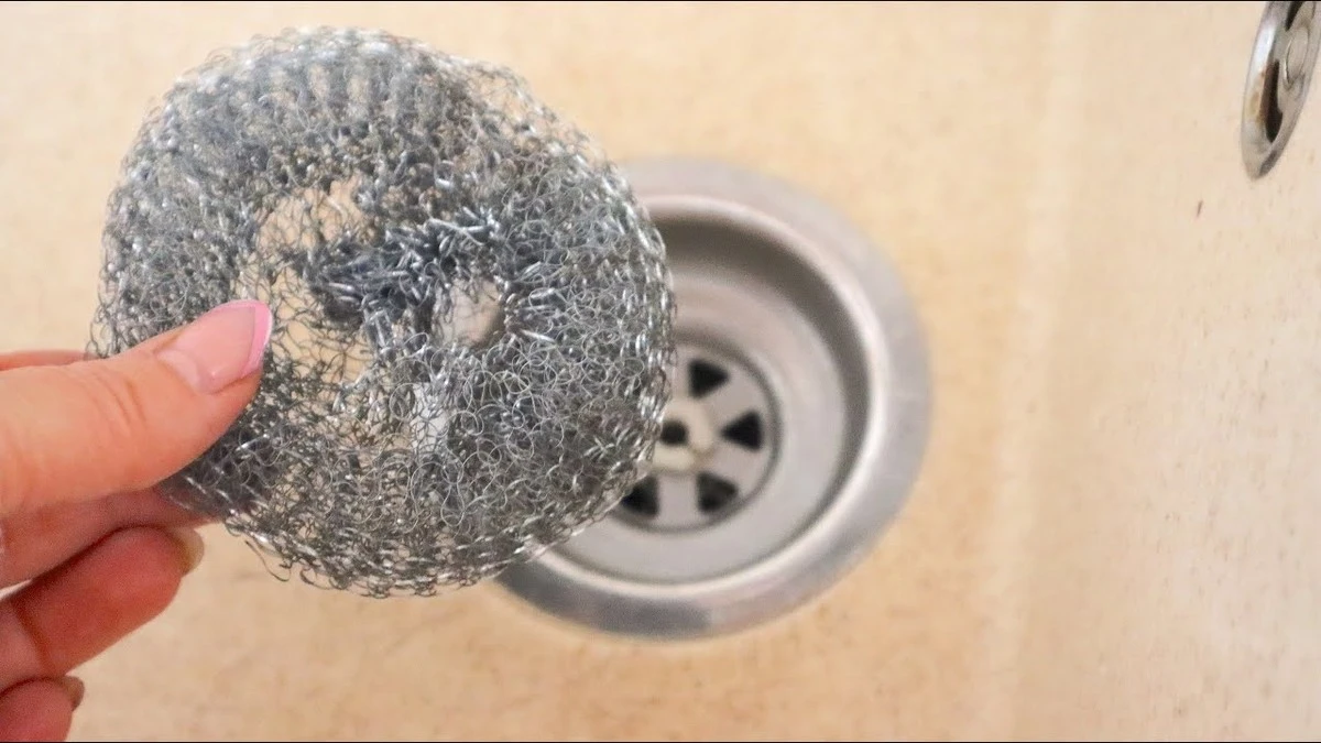 4 nečekané triky s drátěnkou: Z obyčejné pomůcky se stane zázrak pro vaši domácnost