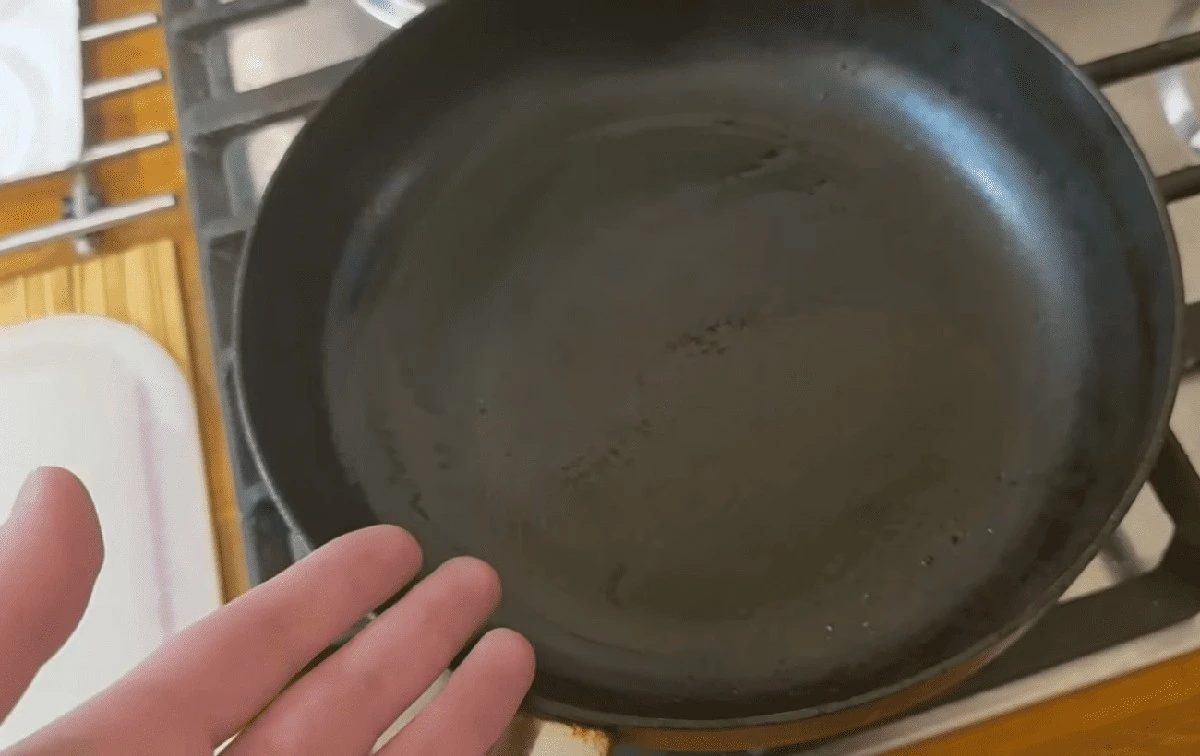 Proč zkušené hospodyňky sypou sůl a ocet na starou pánev — skvělý trik