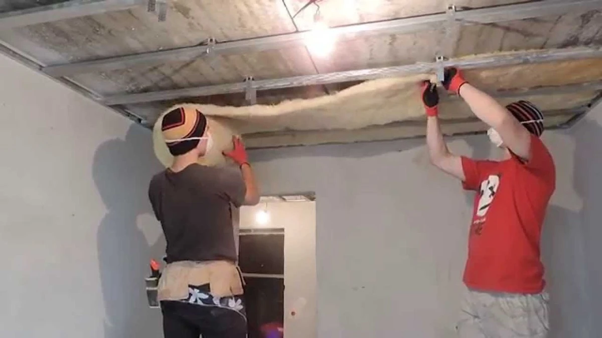 Uteplení stropu láhvemi a pilinami: Levnější než vata a zima nemá šanci