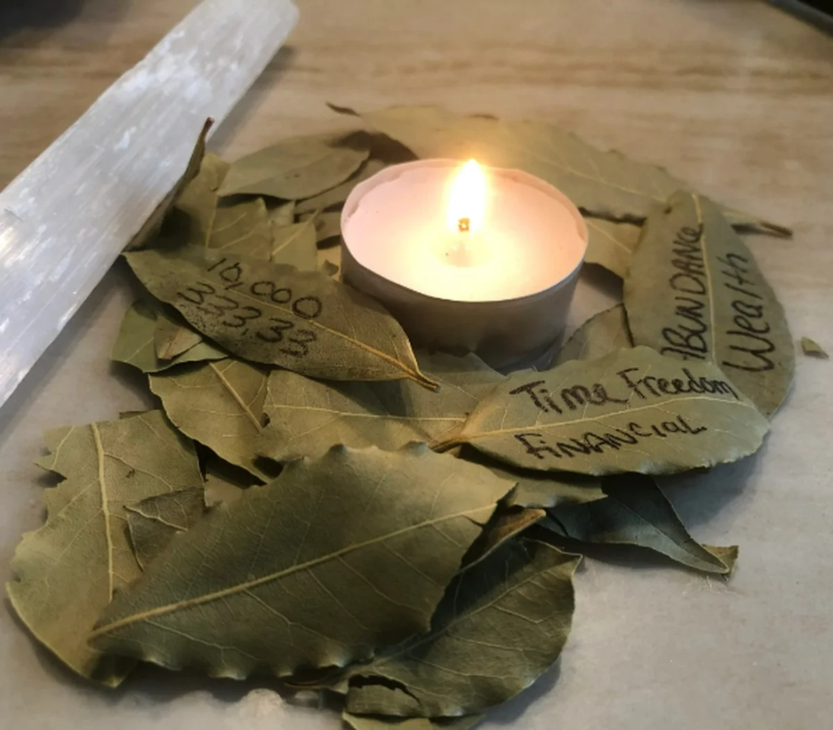 tribobkovelisty-extra-1.webp Tři bobkové listy zapaluji vždy po Vánocích: Stará metoda, která obnoví atmosféru a zbaví domov „těžké“ energie - image 1