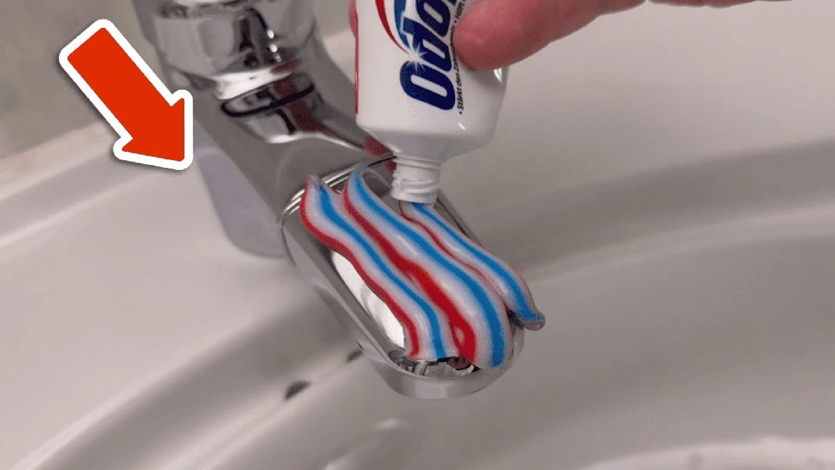 Lesk jako zrcadlo: Kombinace, kterou máte doma, promění vaši koupelnu