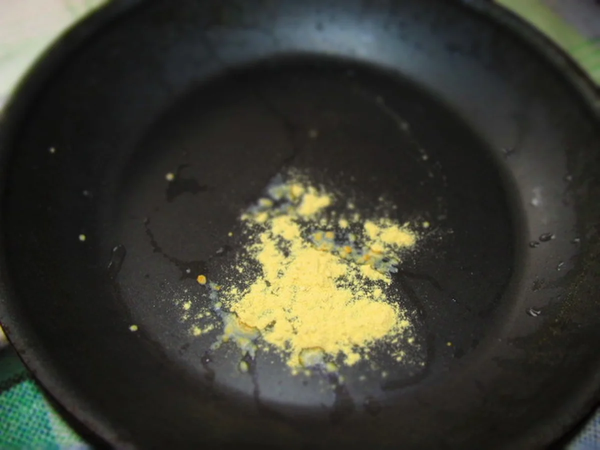 Proč zkušení kuchaři vždy potřou vnější část pánve hořčicí: Domácí trik, který nahradí myčku - image 2