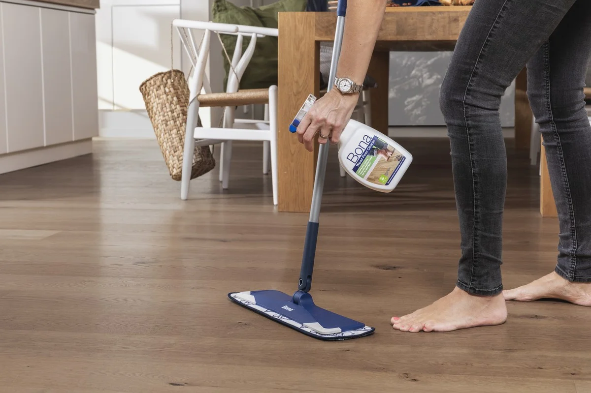 Proč podlaha lepí i po úklidu: Tuto chybu při vytírání dělá většina - image 2