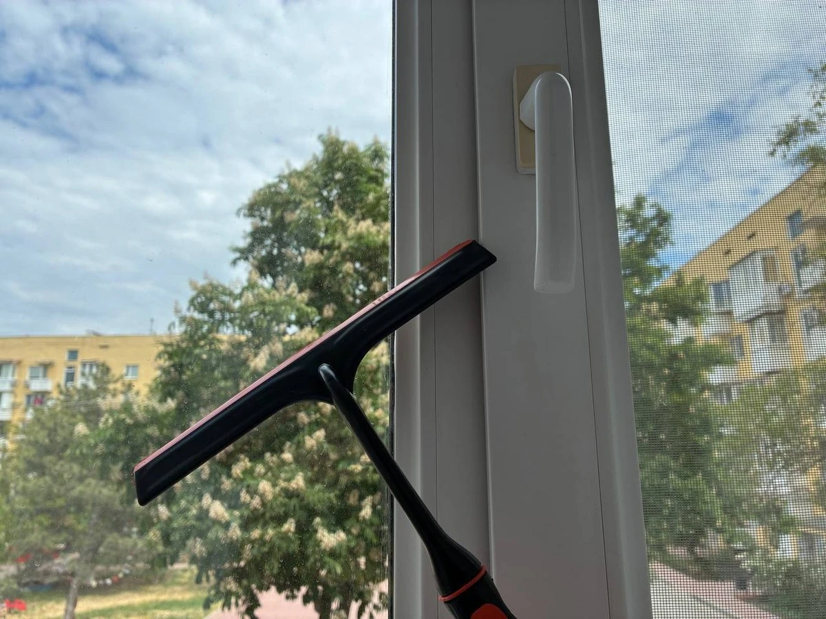 Proč zkušené hospodyňky myjí okna slanou vodou: Trik proti šmouhám.